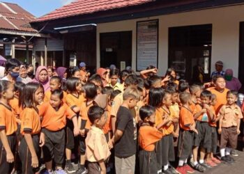 Protes Anak Dipindahkan, Ratusan Wali Murid SDN 14 Palangka Minta Sekolah Kembali Difungsikan