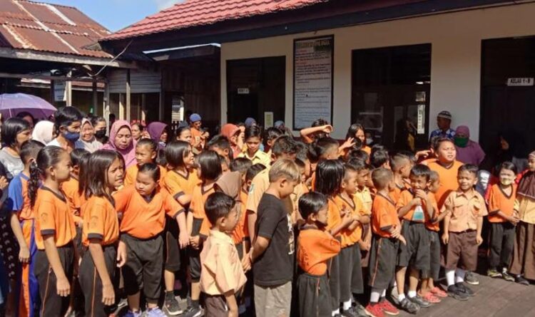 Protes Anak Dipindahkan, Ratusan Wali Murid SDN 14 Palangka Minta Sekolah Kembali Difungsikan