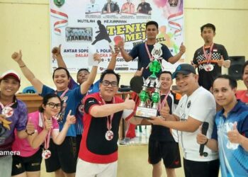 Penyerahan piala kepada pemenang kejuaraan tenis meja yang dilaksanakan PWI Kabupaten Barito Selatan, Minggu (21/8/2022)