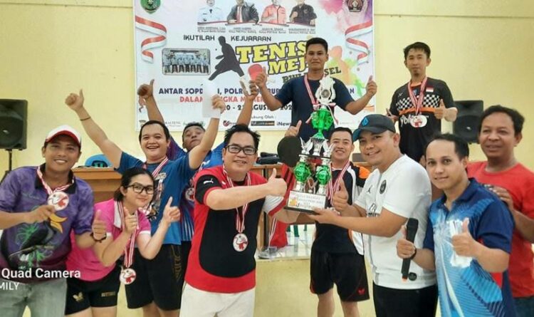 Penyerahan piala kepada pemenang kejuaraan tenis meja yang dilaksanakan PWI Kabupaten Barito Selatan, Minggu (21/8/2022)
