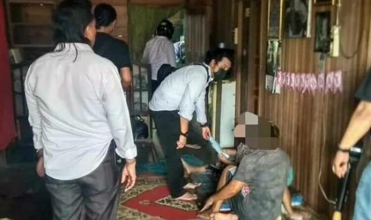 Polisi melakukan penangkapan dan menggeledah di rumah BH, pelaku judi online di Kota Buntok, Senin (22/8/2022) Area lampiran