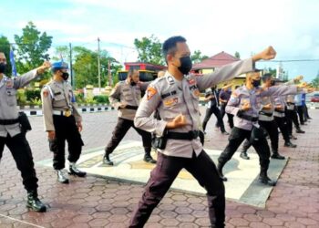 Propam Awasi Latihan Beladiri di Halaman Polres Seruyan