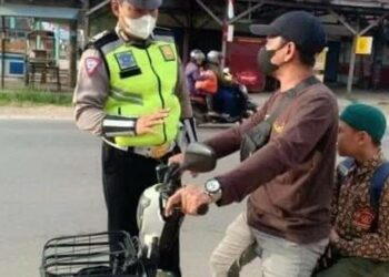 Satlantas Polres Katingan ketika memberikan edukasi kepada pengendara sepeda listrik di Kasongan, Minggu (28/8/2022).