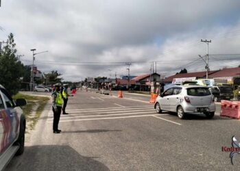 Satlantas Polres Katingan ketika memberikan teguran dan pengawasan lalu lintas di area rawan kecelakaan,