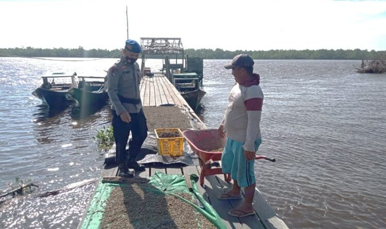 Satpolairud Polres Seruyan Melaksanakan Harkamtibmas Sekitar Daerah Aliran Sungai Seruyan