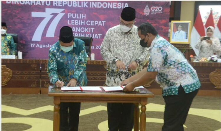 Sekda Kalteng Nuryakin dan Rektor IPB Arif Satria menandatangani kesepakatan bersama Pemprov Kalteng dan Institut Pertanian Bogor dalam mengembangkan food estate, Sabtu (20/8/2022)