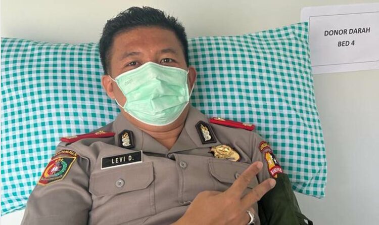 Teks Poto: Serdik Sespimmen Polri Dikreg ke-62 TA 2022, Kompol Levi Defriansyah saat mendonor darah.