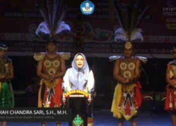 Teks Foto - Kepala Dinas Budpar Prov. Kalteng Adiah Chandra Sari saat membuka secara resmi Gelar Seni Budaya