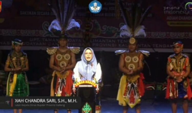 Teks Foto - Kepala Dinas Budpar Prov. Kalteng Adiah Chandra Sari saat membuka secara resmi Gelar Seni Budaya