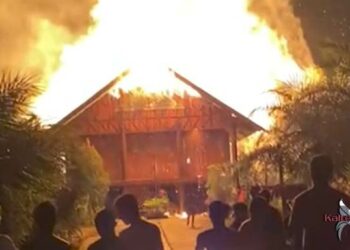 Teks Poto - Rumah Betang pada saat terbakar.