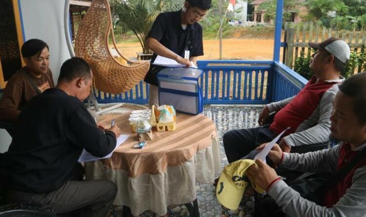 Tim survei isu publik yang dilakukan Diskominfopersantik Kabupaten Katingan di Kecamatan Katingan Hulu