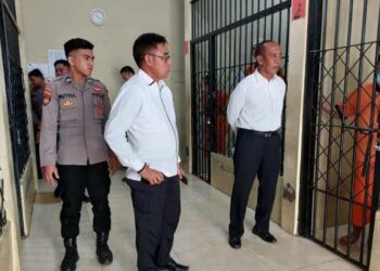 Foto : Wadirtahti, Kompol I Made Rai Sudana saat melakukan pengawasan di tahanan Mapolres (ist)