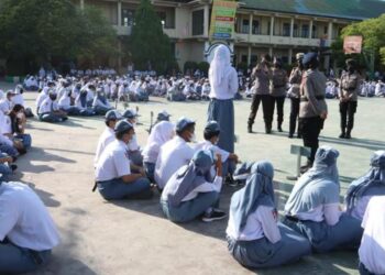 Polwan Goes to School, Wakapolda Berikan Poster Stop HPPUS SMAN 1 Palangka Raya