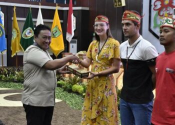 Wakil Gubernur Kalteng Edy Pratowo memberikan cendera mata secara simbolis kepada Rider UCI MTB Eliminator World Cup 2022 pada acara ramah tamah, Senin (29/8/2022) malam. (Ist)
