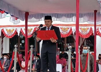 Wakil Ketua DPRD Gumas Binartha saat membacakan pidato proklamasi kemerdekaan ketika apel pengibaran bendera di depan kantor bupati setempat, Rabu (17/8)