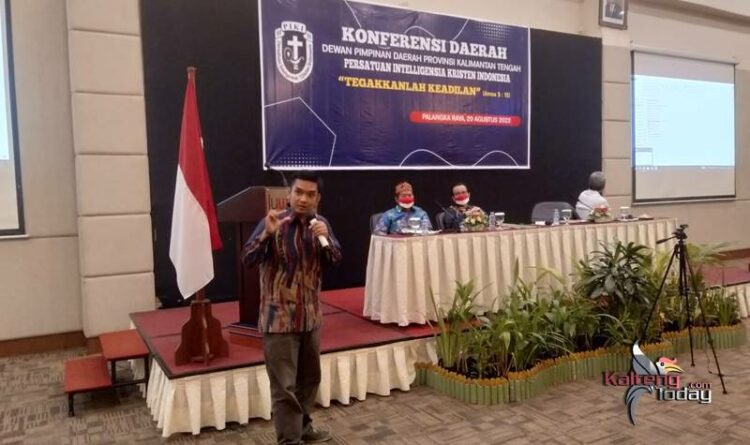 Keterangan : Wakil Sekretaris Jenderal PIKI Pusat Halomoan Manro Putra Siburian saat menyampaikan materi di Konferda DPD PIKI Kalteng. (Mulia Gumi)