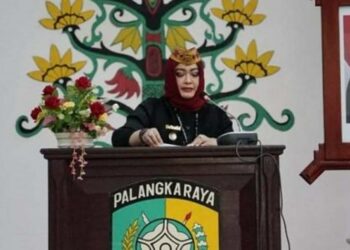Wakil Wali Kota Palangka Raya Umi Mastikah saat menyampaikan pidato pengantar Raperda Perizinan Berusaha, Senin (22/8/2022)