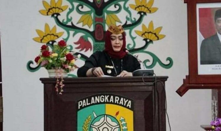 Wakil Wali Kota Palangka Raya Umi Mastikah saat menyampaikan pidato pengantar Raperda Perizinan Berusaha, Senin (22/8/2022)