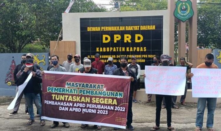 Aksi demo Forum Pemerhati Pembangunan Kabupaten Kapuas di kantor DPRD setempat, Senin (26/9/2022)