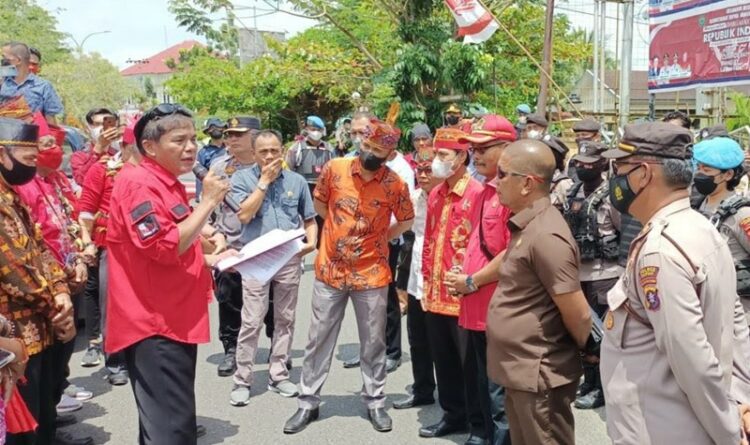 Gelar Aksi di DPRD, Ini Tuntutan Aliansi Pemerhati Pembangunan di Kabupaten Kapuas