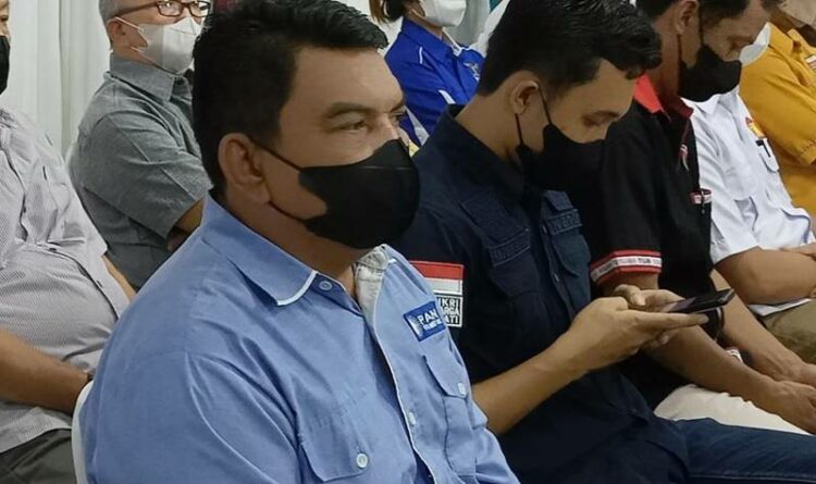 Anggota DPRD Gumas H Rahmansyah sedang mengikuti kegiatan rapat penyerahan bantuan keuangan Parpol di kantor bupati setempat, belum lama ini.