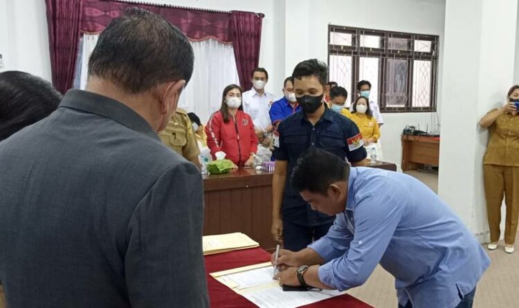 Anggota DPRD Gumas H Rahmansyah sedang menandatangani surat bantuan di kantor bupati setempat, belum lama ini