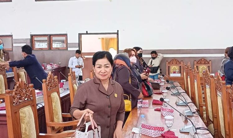 Anggota DPRD Gumas Lily Rusnikasi bersama koleganya tengah beranjak keluar dari rapat paripurna di gedung dewan setempat, belum lama ini.
