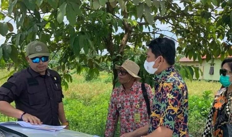 Anggota DPRD Kalteng, Tomy Irawan Diran (baju hitam) berdialog dengan masyarakat ketika melakukan reses beberapa waktu lalu. (Ist)