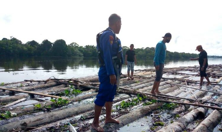 Anggota Ditpolairud Polda Kalteng saat mengamankan ratusan potong kayu hasil ilegal logging di Sungai Mentaya