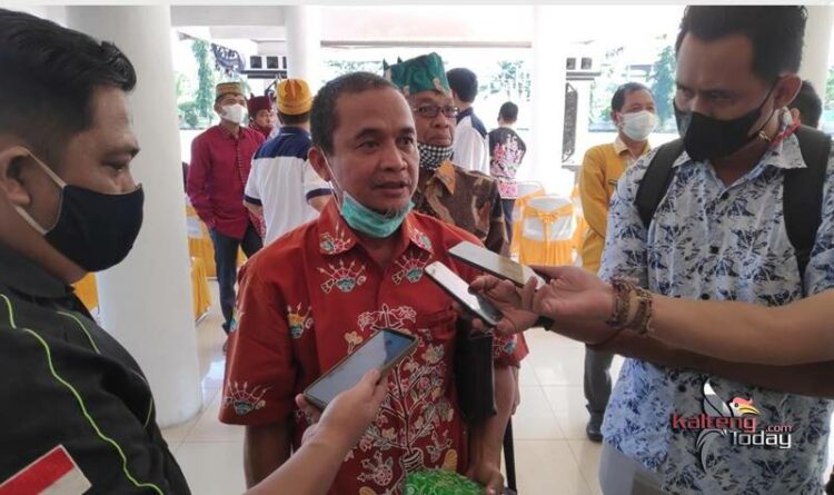 Anggota Komisi I DPRD Kabupaten Barito Selatan, Rahmato Rahman diwawancara wartawan. (Foto: shan)