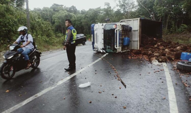 Anggota Satlantas Polres Gumas sedang mengatur lalu lintas di tempat insiden kecelakaan di Desa Dahian Tambuk, Selasa (13/9).