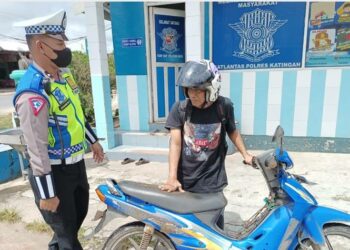 Anggota Satlantas Polres Katingan menindak salah satu sepeda motor yang menggunakan knalpol brong