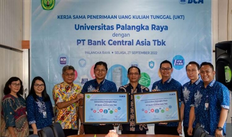BCA – SVP Cash Management BCA Irwan Prabawa (empat kiri), Rektor Universitas Palangka Raya Prof. Dr. Ir. Salampak, M.S (tengah), Kepala KCU BCA Palangka Raya Dicky Junaidi (tiga dari kanan) menandatangani Perjanjian Kerjasama Penerimaan UKT di UPR ,Selasa (27/09).