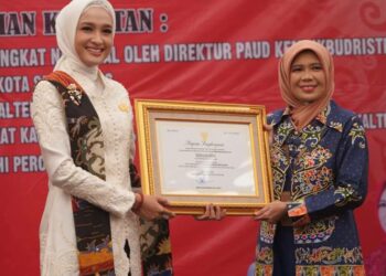 Bunda PAUD Provinsi Kalteng Ivo Sugianto Sabran (kiri) menerima penghargaan apresiasi Bunda PAUD tingkat nasional tahun 2021 yang diserahkan Direktur PAUD Kemendikbudristek Komalasari, Minggu (18/9/2022)