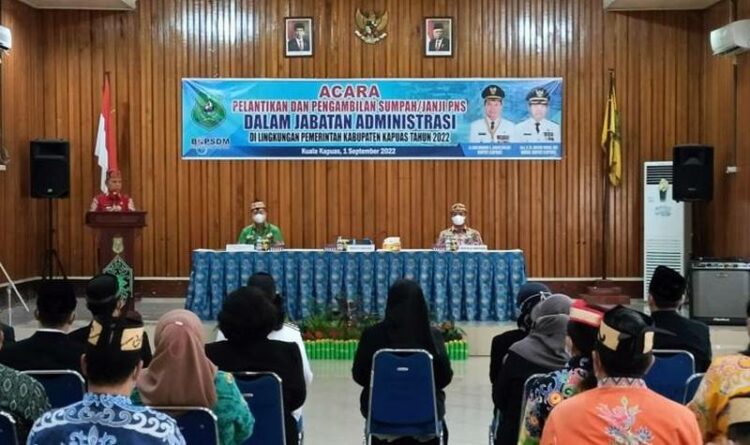 Bupati Kapuas Ben Brahim S, Bahat memberikan arahan pada pelantikan pejabat di lingkungan Pemkab Kapuas, Kamis (1/9/2022)