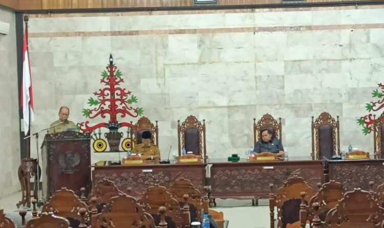 Bupati Kapuas Ben Brahim S Bahat menyampaikan jawaban atas pandangan umum 7 fraksi pendukung DPRD Kapuas dalam sidang paripurna dewan kemarin