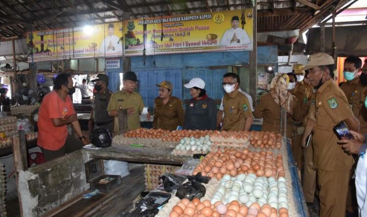 Bupati Kapuas Ir Ben Brahim S Bahat bersama Sekda dan sejumlah kepala dinas meninjau harga bahan pokok sembako di Pasar Induk Kuala Kapuas, Senin (12/9/2022)