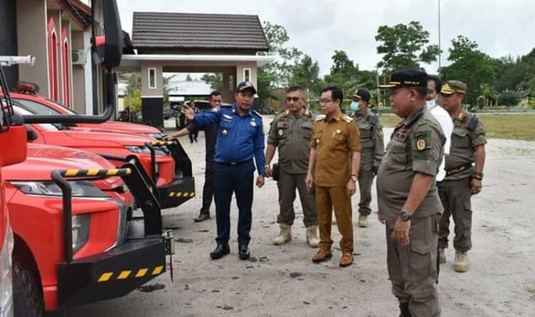 Bupati Katingan Sakariyas ketika memeriksa kesiapaan Armada pemadam kebakaran, Senin (5/9/2022).