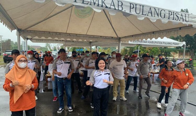 Bupati Pulang Pisau Pudjirustaty Narang mengatakan peringatan Haornas di halaman Stadion HM Sanusi, tampak mengikuti kegiatan senam bersama, Jumat (9/9/2022)