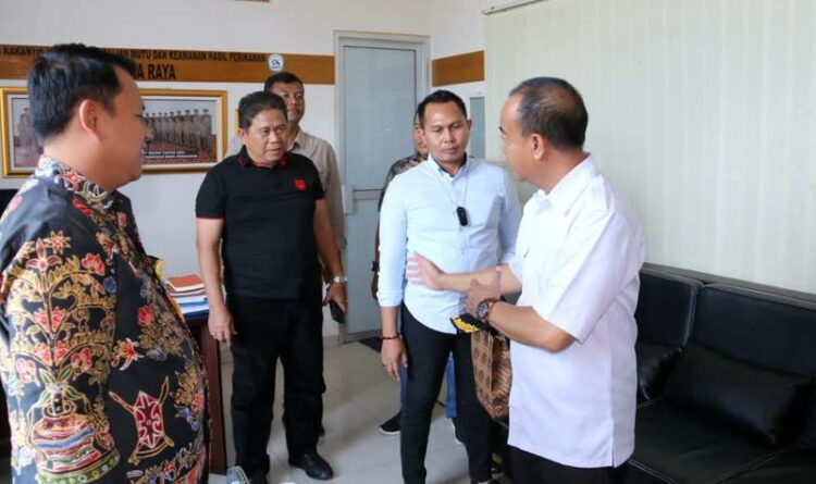 Bupati Seruyan Yulhaidir saat mengunjungi Stasiun Karantina Ikan Pengendalian Mutu dan Keamanan Hasil Perikanan Palangka Raya