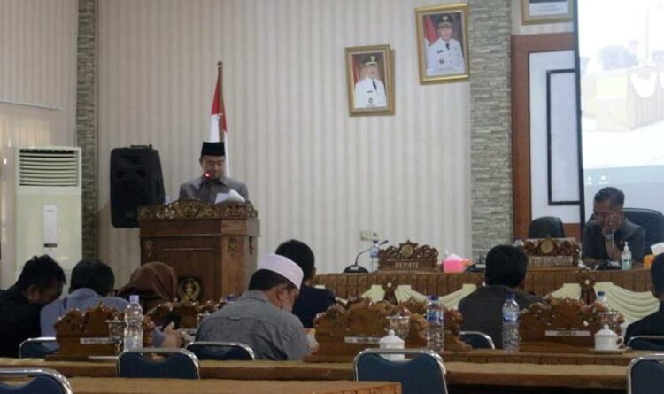 Bupati Seruyan, Yulhaidir menyampaikan pidato pada Rapat Paripurna ke-1 Masa Persidangan I Tahun Sidang 2022-2023 DPRD Kabupaten Seruyan (Foto: Kominfo Seruyan)