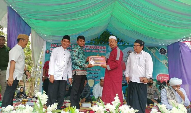 Bupati Seruyan Yulhaidir, menyerahkan bantuan hibah keagamaan di Kecamatan Danau Sembuluh