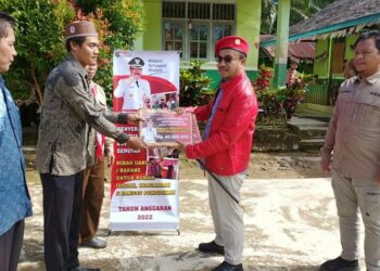 Bupati Seruyan Yulhaidir menyerahkan bantuan hibah penunjang pendidikan di Rantau Pulut, Kecamatan Seruyan Tengah