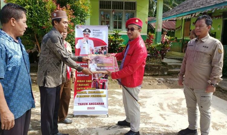 Bupati Seruyan Yulhaidir menyerahkan bantuan hibah penunjang pendidikan di Rantau Pulut, Kecamatan Seruyan Tengah