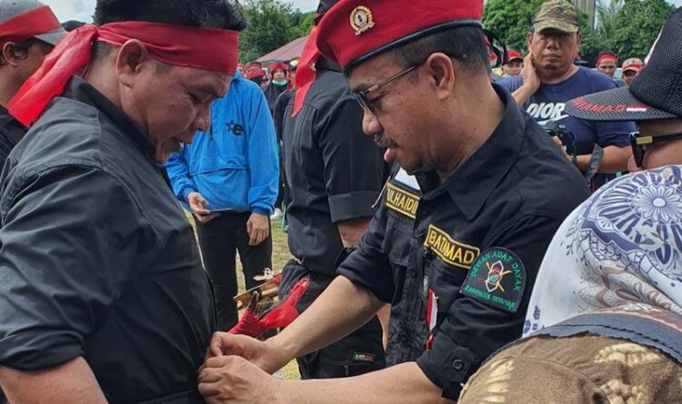 Bupati Seruyan Yulhaidir yang juga Ketua DAD Seruyan, mengukuhkan Komandan, Pengurus dan Anggota Batamad Zona Danau Sembuluh