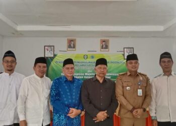 Camat Baamang (dua dari kanan) foto bersama pengurus MUI Kotim dan Baamang, Selasa 6 September 2022