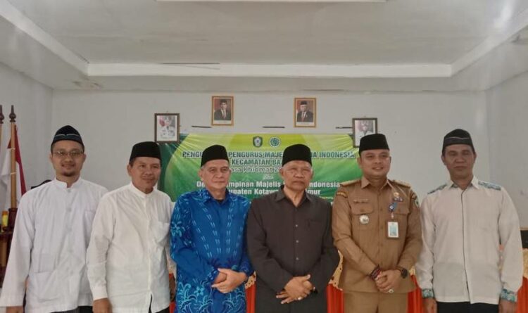 Camat Baamang (dua dari kanan) foto bersama pengurus MUI Kotim dan Baamang, Selasa 6 September 2022