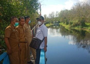 Camat Paju Epat Fredy Tangkasiang bersama rombongan meninjau Desa Telang (foto : ist)