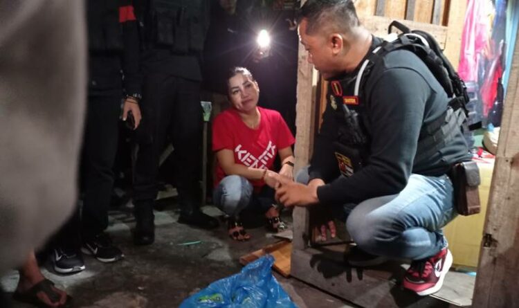 Danton Tim PPRC Ditsamapta Polda Kalteng, Ipda Budi Hartono, pada saat menginterogasi pemilik kios penjual ratusan botol alkohol