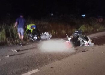 Dua kendaraan sepeda motor yang terlibat kecelakaan di ruas Jalan Soekarno-Hatta Km 2,5 Kasongan-Pendahara. Dua pengendara tewas dalam kecelakaan tersebut